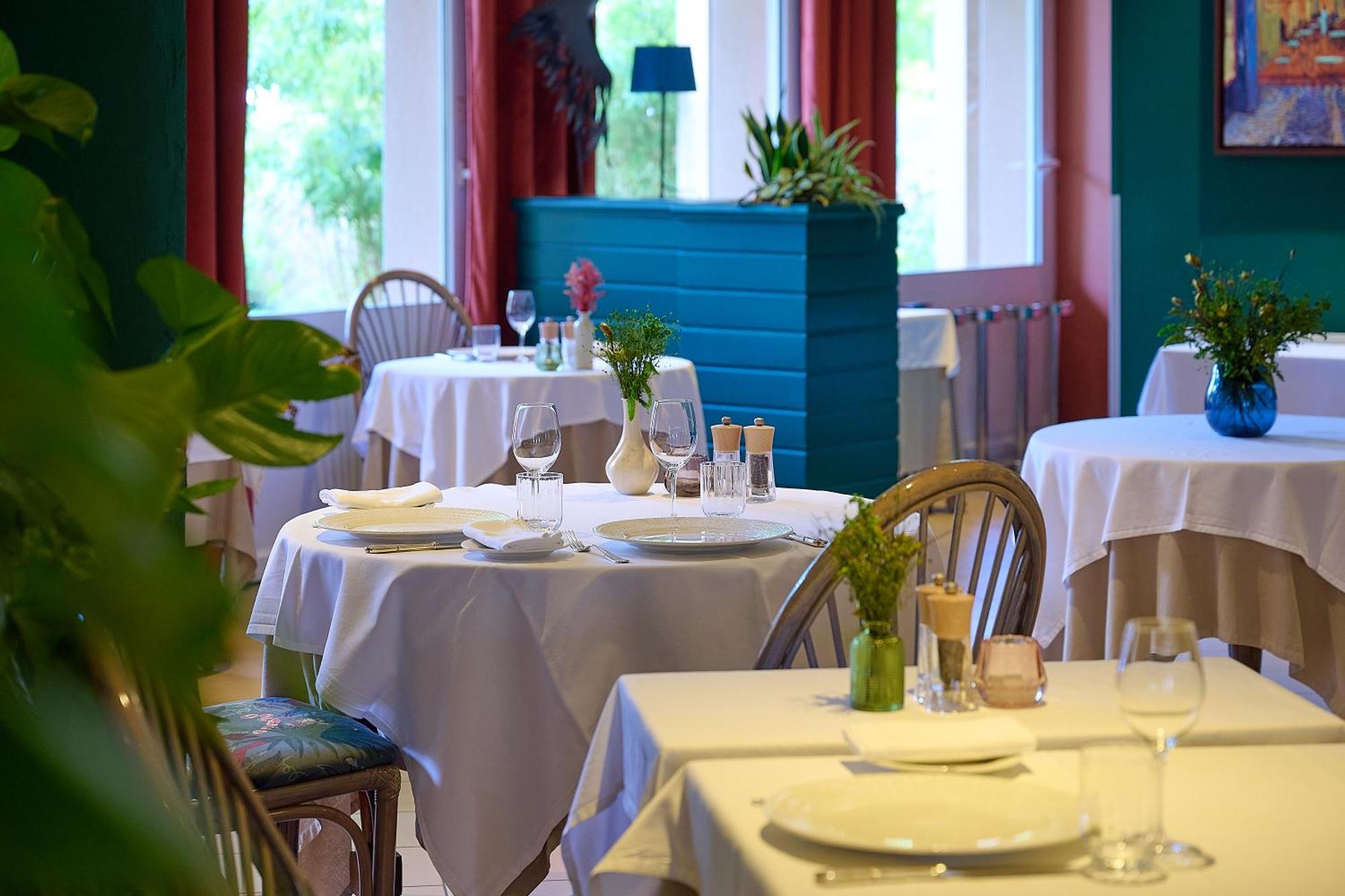 Logis L'Ermitage Hotel & Restaurant Saulges Kültér fotó