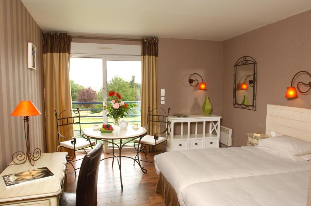 Logis L'Ermitage Hotel & Restaurant Saulges Szoba fotó