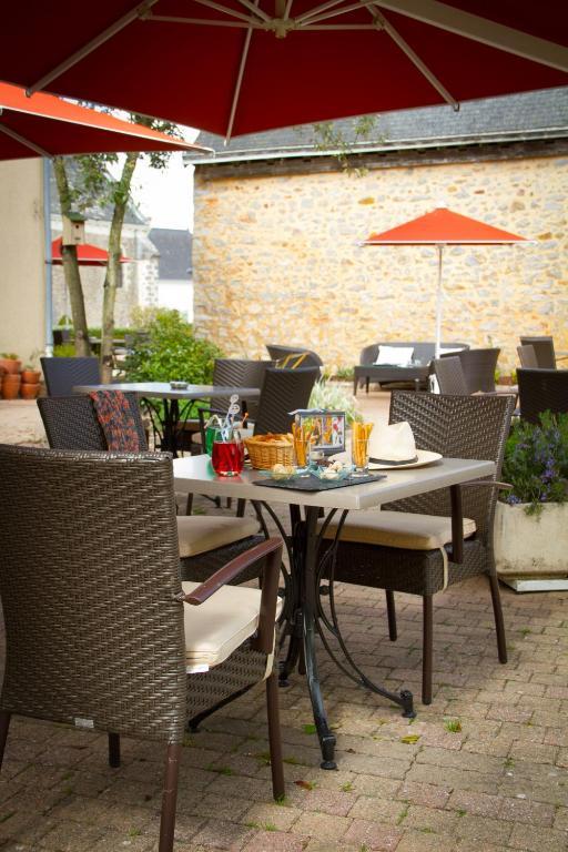 Logis L'Ermitage Hotel & Restaurant Saulges Kültér fotó