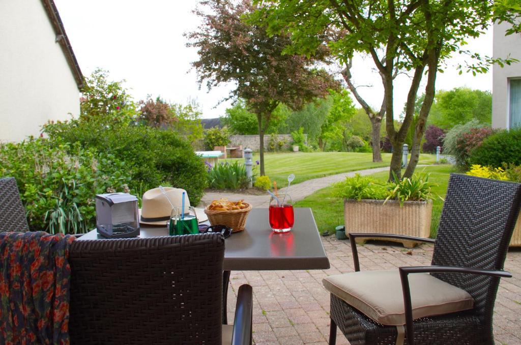 Logis L'Ermitage Hotel & Restaurant Saulges Kültér fotó