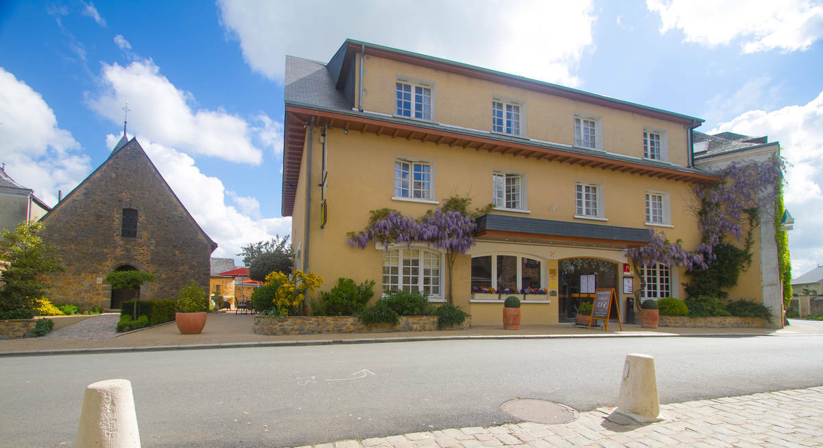 Logis L'Ermitage Hotel & Restaurant Saulges Kültér fotó